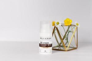 bella aurora cc cream spf 50, cosmética facial, vitória, espanha, 8 de maio de 2022 foto