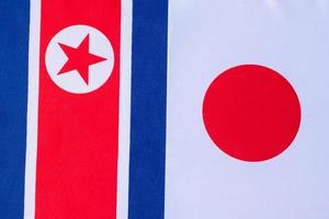 japão contra bandeiras da coreia do norte. sanções, guerra, conflito, política e conceito de relacionamento foto