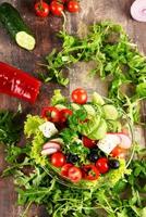 tigela de salada de legumes na mesa da cozinha. dieta balanceada foto