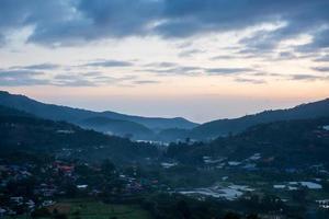 cenário de vista para as montanhas e nevoeiro ao nascer do sol da manhã foto