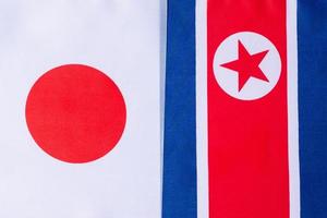 japão contra bandeiras da coreia do norte. sanções, guerra, conflito, política e conceito de relacionamento foto