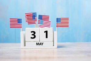 31 de maio de calendário branco com bandeira dos Estados Unidos da América em fundo de madeira. memorial day 2021 e conceito de férias