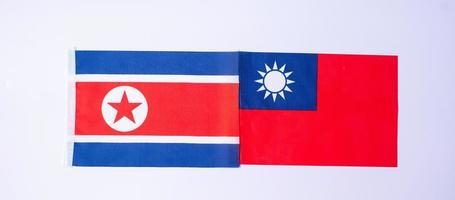 taiwan contra bandeiras da coreia do norte. sanções, guerra, conflito, política e conceito de relacionamento foto