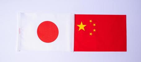japão contra bandeiras da china. sanções, guerra, conflito, política e conceito de relacionamento foto