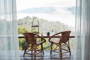 café arábica por equipamento de gotejamento de café vintage definido na mesa de madeira pela manhã com montanha em homestay rural foto