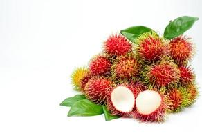 closeup de lappaceum nephelium rambutan maduro vermelho fresco com folhas isoladas no fundo branco. frutas doces de sobremesa tailandesa. fruta tropical. foto