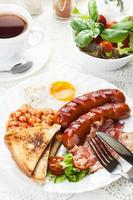 café da manhã inglês completo com bacon, salsicha, ovo e feijão