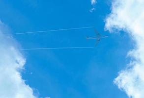 avião no céu azul e nuvens brancas. companhia aérea comercial voando no céu azul. voo de viagem para férias. transporte aéreo. foto