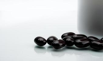 comprimidos de tablet preto sobre um fundo branco. comprimidos de vitaminas e minerais para mulheres grávidas. comprimidos de comprimidos de tratamento de anemia fumarato ferroso. foto