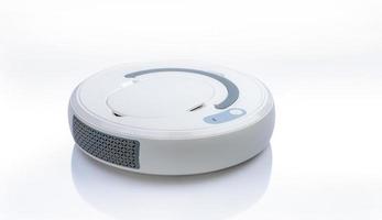 aspirador de pó robô isolado no fundo branco. aspirador de pó robô para o conceito de casa inteligente. robô de limpeza para limpeza de piso. dispositivo wireless. tecnologia de limpeza inteligente. aparelho doméstico. foto