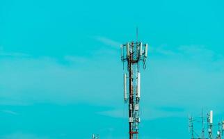 torre de telecomunicações com fundo de céu azul. poste de rádio e satélite. tecnologia de comunicação. negócios da indústria de telecomunicações. rede móvel ou de telecomunicações 4g e 5g. pilão de telecomunicações. foto