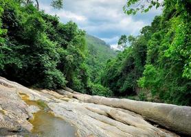 bela floresta e montanha com céu azul e nuvens brancas. floresta de árvores verdes tropicais. fundo da natureza. montanha de rocha de granito na tailândia. selva tropical de paisagem. vale tropical. foto