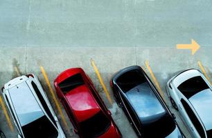 vista superior do carro estacionado no estacionamento de concreto com linha amarela de sinal de trânsito na rua. vista acima do carro em uma fileira no estacionamento. sem vaga de estacionamento disponível. área de estacionamento exterior. foto