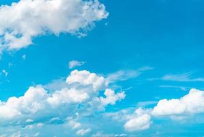 lindo céu azul e nuvens cumulus brancas abstraem o fundo. fundo de paisagem de nuvens. céu azul e nuvens brancas em dia ensolarado. clima da natureza. céu de dia brilhante para fundo de dia feliz. foto