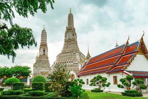 wat arun ratchawararam com lindo céu azul e nuvens brancas. o templo budista wat arun é o marco em bangkok, tailândia. arte de atração e arquitetura antiga em bangkok, tailândia. foto