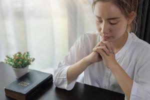 mãos de mulher rezando a deus com a bíblia. mulher orar pela bênção de Deus. crenças religiosas vida cristã crise oração a deus. foto