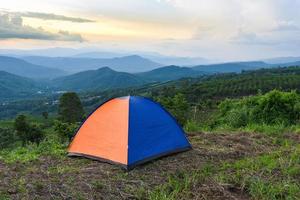 barraca de acampamento no fundo da paisagem de montanhas - barraca de acampamento para viagens de aventura na temporada de verão foto