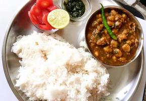 masala de grão de bico com arroz - curry chole masala e arroz branco simples cozido, chole chawal ou arroz chole, almoço tradicional do norte da Índia, menu de jantar foto