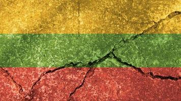bandeira da Lituânia. bandeira da Lituânia na parede de cimento rachado foto