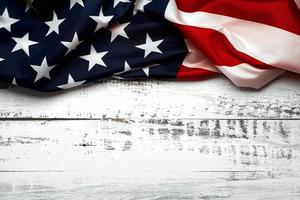 feliz dia da independência 4 de julho. bandeira americana com espaço para texto em fundo rústico de madeira branco foto