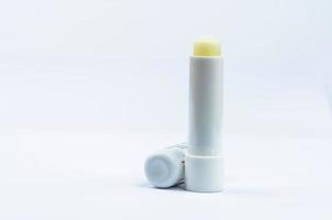 bálsamo labial para lábios secos e sensíveis. cuidado labial tampa aberta isolado no fundo branco. bálsamo labial com FPS 15. para lábios ásperos e proteção uv. batom para tratamento de lábios desidratados e rachados. cuidados com a pele foto