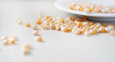 grãos de milho na mesa foto