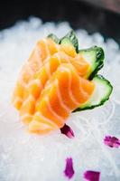 vários tipos de sashimi cru fresco