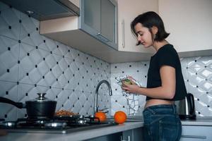 cozinhar e fazer sobremesa. garota na cozinha moderna em casa em seu horário de fim de semana pela manhã foto