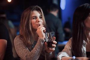 beber álcool. pessoas felizes conversam na boate de luxo juntos foto