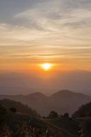 pôr do sol acima das montanhas na Tailândia