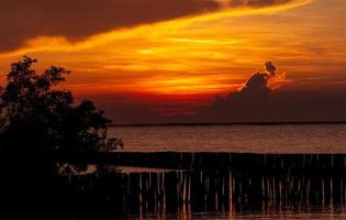 lindo céu pôr do sol vermelho e laranja sobre o mar tropical. céu vermelho do pôr do sol. horizonte no mar. mar tropical. vista panorâmica do céu pôr do sol. oceano calmo. marinha. imagens de arte da camada de nuvens no céu do sol. foto