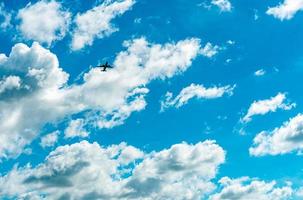 avião voando no lindo céu azul e nuvens cúmulos brancas. fundo de paisagem de nuvens. céu azul e nuvens fofas em dia ensolarado. aeronaves decolam no aeroporto. companhia aérea comercial. saindo do voo. foto