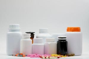 colorido de comprimidos e pílula cápsula e frasco de medicamento plástico em fundo branco com rótulo em branco. indústria farmacêutica. produto farmacêutico. fundo de farmácia de farmácia. interações medicamentosas. foto