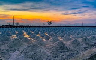 fazenda de sal de manhã com céu ao nascer do sol. sal marinho orgânico. evaporação e cristalização da água do mar. matéria-prima de sal industrial. Cloreto de Sódio. sistema de evaporação solar. sal de iodo. foto