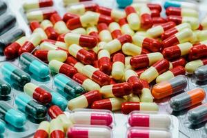pilha de pílulas de cápsulas antibióticas coloridas. resistência a drogas antimicrobianas. indústria farmacêutica. fundo de farmácia de farmácia. medicamento antibiótico para infecções de tratamento. produto de saúde. foto