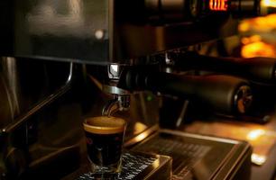 closeup máquina de café profissional na cafeteria. cafeteira para fazer café expresso, americano, latte e cappuccino. balcão de café. ferramenta moderna para barista. negócio de serviços de bebidas. foto