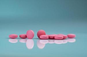 pílula de comprimidos rosa redonda em fundo gradiente. vitaminas e minerais mais ácido fólico vitamina e e zinco em frasco de drogas em fundo gradiente. pílulas de comprimidos cor de rosa para mulher durante e após a gravidez.