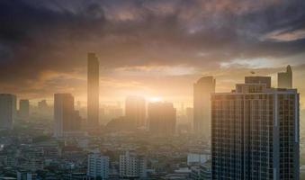 paisagem urbana de manhã com céu ao nascer do sol. lotado de arranha-céus no centro da cidade. centro financeiro e de negócios da cidade. horizonte urbano. edifício moderno na capital. negócios imobiliários foto