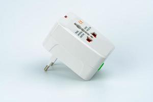 adaptadores de plugue universal para viagens ao redor do mundo isolados no fundo branco. foto