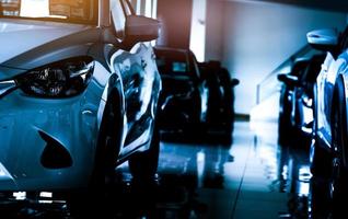 novo carro compacto de luxo estacionado em showroom moderno para venda. escritório de concessionária de automóveis. loja de varejo de carros. tecnologia de carro elétrico e conceito de negócio. conceito de aluguel de automóveis. foto