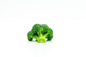 brócolis verde brassica oleracea. vegetais fonte natural de betacaroteno, vitamina c, vitamina k, alimentos fibrosos, folato. repolho de brócolis fresco isolado no fundo branco. foto