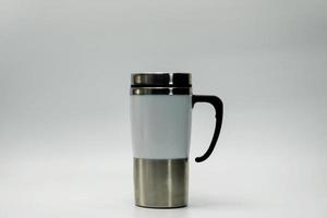 garrafa térmica moderna de aço inoxidável isolada no fundo branco. café, chá e garrafa de água morna. garrafa térmica e tampa marrom com rótulo em branco. garrafa isolada. copo térmico viajante. foto