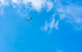 avião no céu azul e nuvens brancas. companhia aérea comercial voando no céu azul. voo de viagem para férias. transporte aéreo. foto