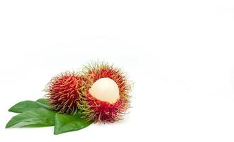 closeup de lappaceum nephelium rambutan maduro vermelho fresco com folhas isoladas no fundo branco. frutas doces de sobremesa tailandesa. fruta tropical. foto