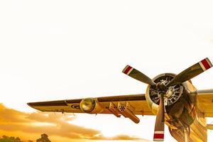 aeronave com céu laranja como plano de fundo foto