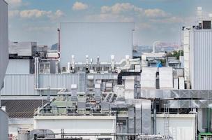 sistema de fluxo de ar da fábrica. ventilação industrial. sistema de fluxo de ar na cobertura do edifício de fabricação. dutos e tubulação do sistema de ventilação. fluxo de ar da fábrica da planta do sistema de refrigeração. exterior. foto