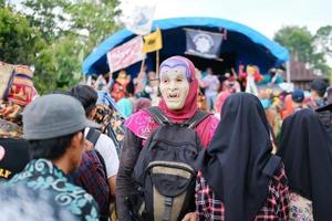 a tradição da festa sekura, uma cobertura facial feita de madeira ou tecido que adorna o rosto. sekura é um tipo de arte de máscara originária de West Lampung. foto