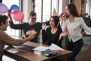 é o teu dia. um dos funcionários faz aniversário hoje. colegas de trabalho amigáveis decide fazer surpresa para ela foto