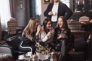 rindo juntos. amigos da família se divertindo no belo restaurante moderno de luxo foto