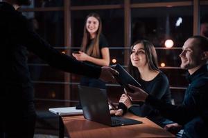 eu fiz meu trabalho. equipe de jovens empresários trabalha em seu projeto à noite no escritório foto